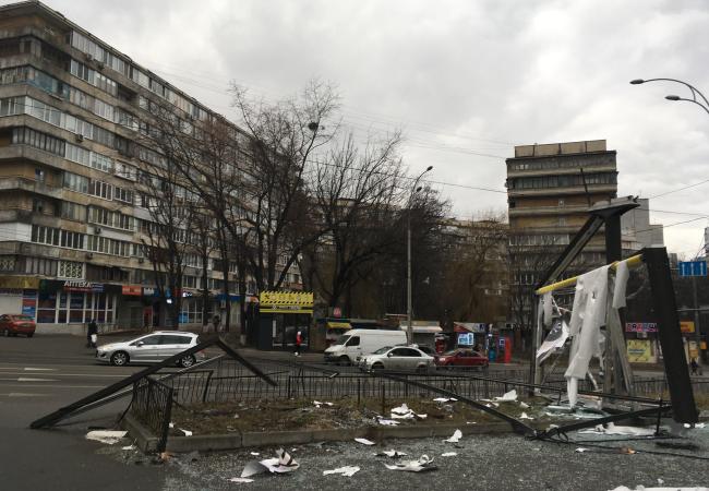 Aftermath of 2022 Russian strike in Kyiv. Artikel, Wikimedia commons