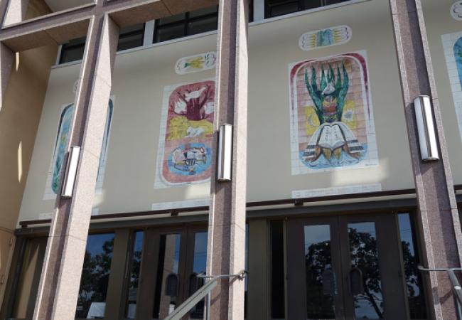 Hillcrest Jewish Center, Queens, by Tdorante10 via Wikimedia Commons