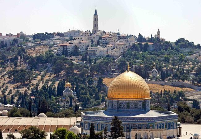 Jerusalem skyline Wikimedia https://flashpacker-travelguide.de/jerusalem-guide-interessante-orte-sehenswuerdigkeiten/