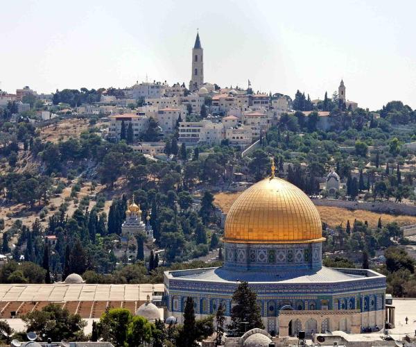 Jerusalem skyline Wikimedia https://flashpacker-travelguide.de/jerusalem-guide-interessante-orte-sehenswuerdigkeiten/