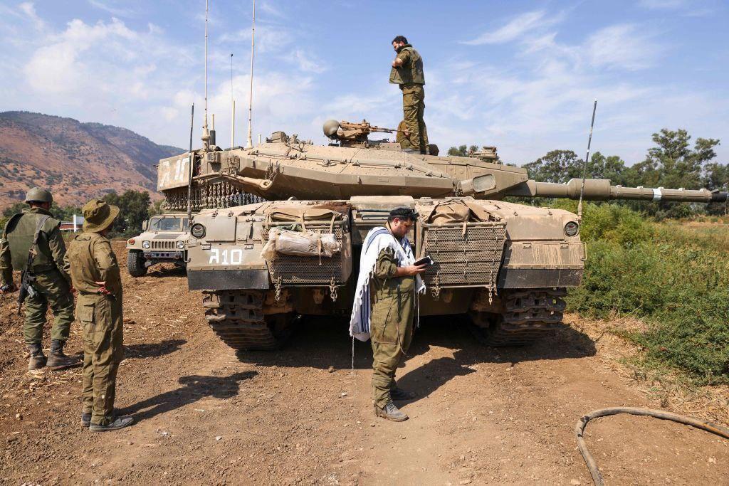 Israeli tank and praying soldiers