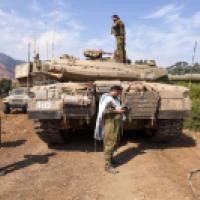 Israeli tank and praying soldiers